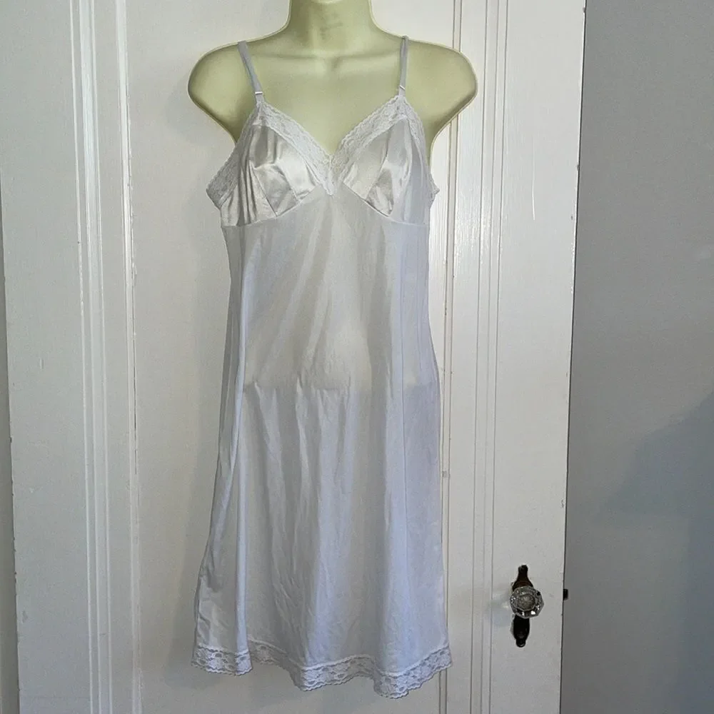 Vtg Vanity Fair white full slip with lace details - Picture 1 of 7